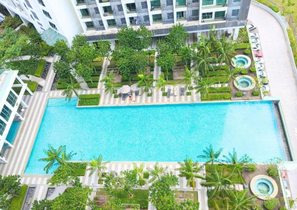 Bazén v ubytování Cozy Cybersquare Ensuite with Pool View #CS1 nebo v jeho okolí