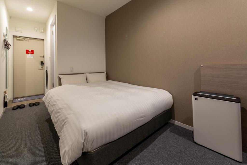 HOTEL R9 The Yard Nagahamaにあるベッド