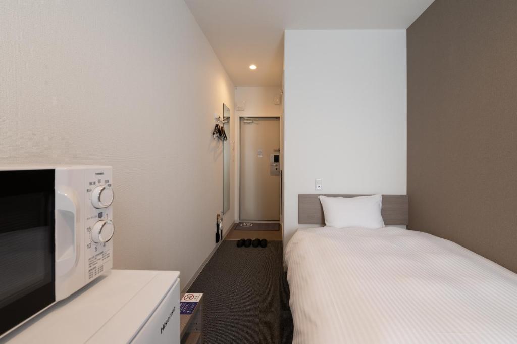 HOTEL R9 The Yard Nagahamaにあるベッド