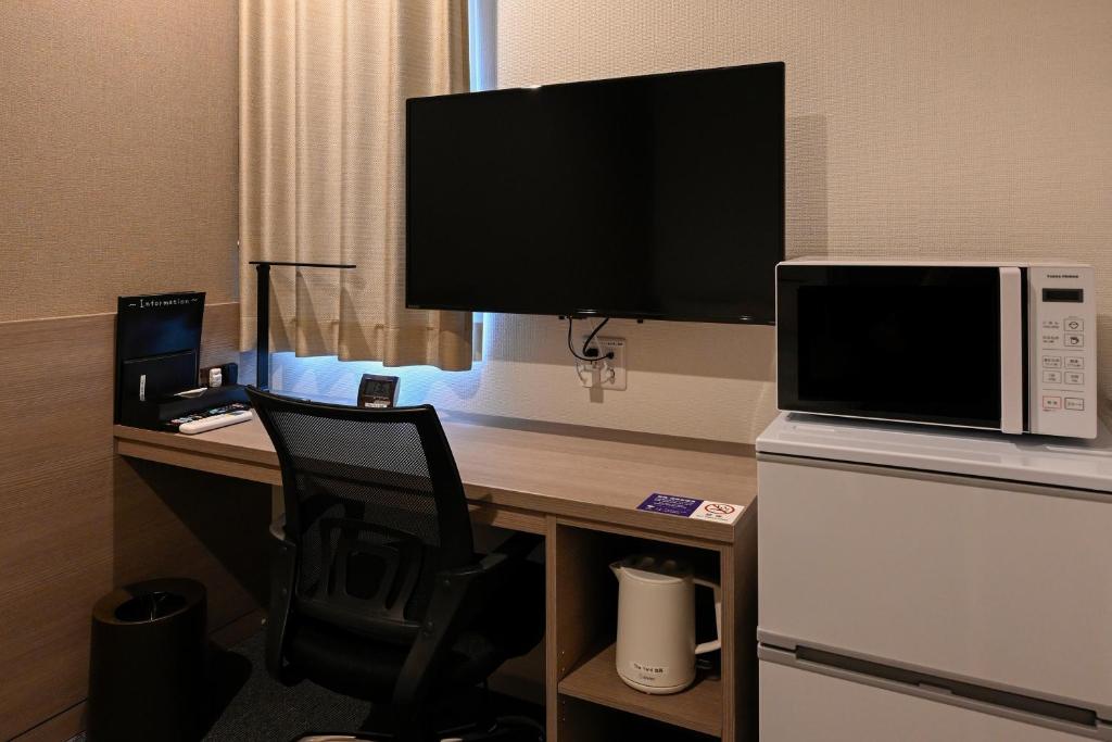HOTEL R9 The Yard Nagahamaにあるテレビまたはエンターテインメントセンター