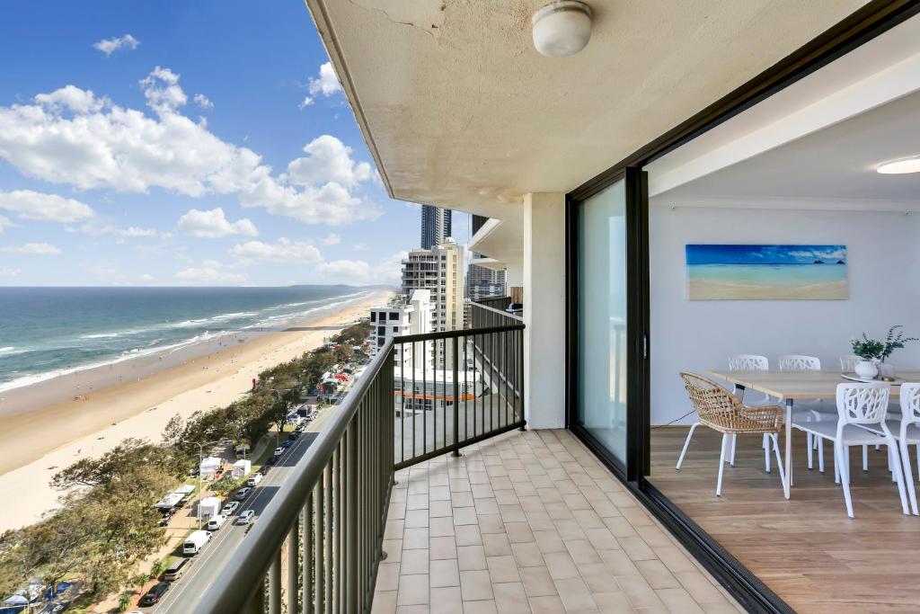 https://www.booking.com/hotel/au/beachfront-bliss-2br-2bath-ocean-views-surfers.html