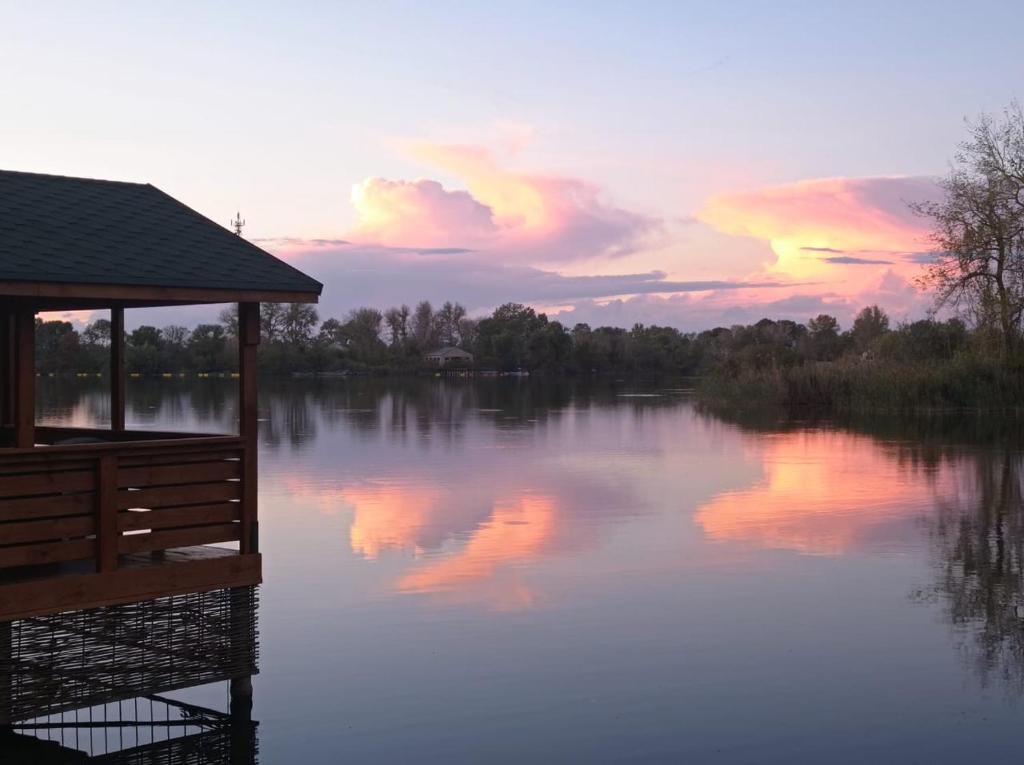 Výhled na řeku, která protéká v blízkosti chaty