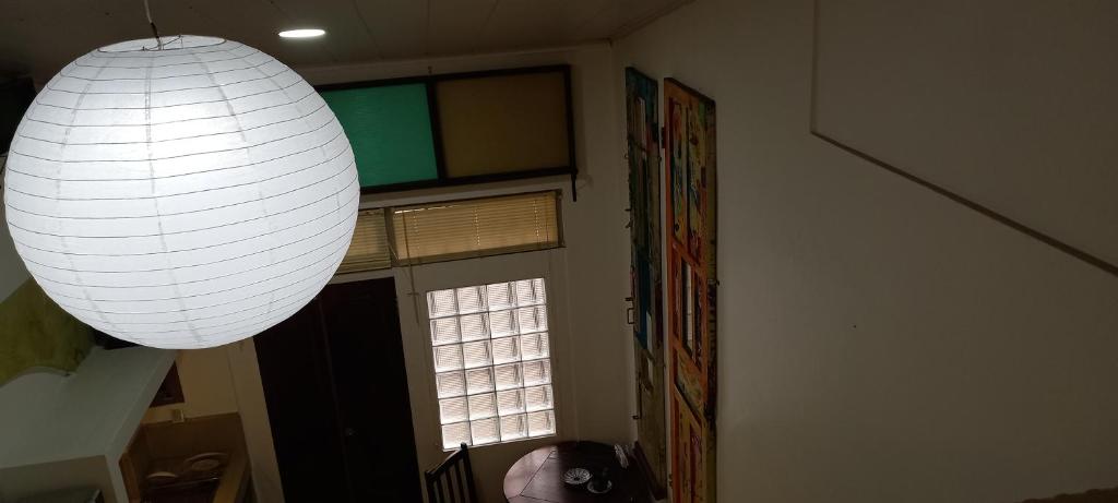 uma luz de lanterna branca pendurada num quarto com uma janela em Apartamento Loft centro de San Jose em San José