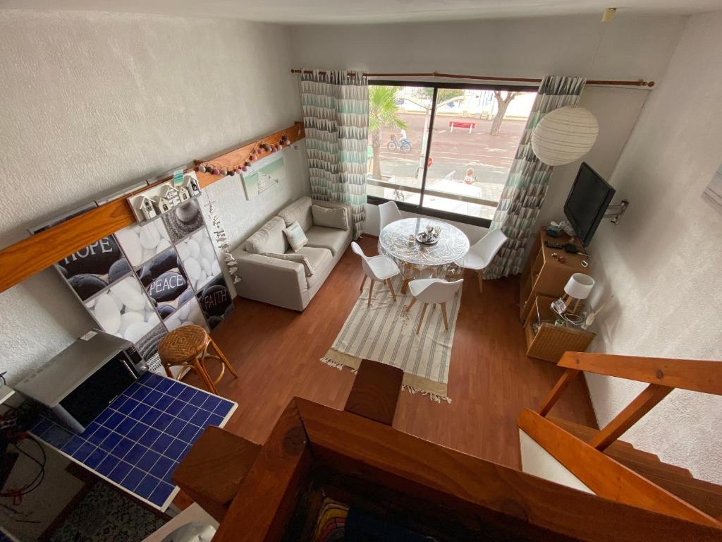 une vue aérienne d'un salon avec un canapé et une table dans l'établissement T1 cabine centre-ville Arcachon avec parking - FR-1-319-467, à Arcachon