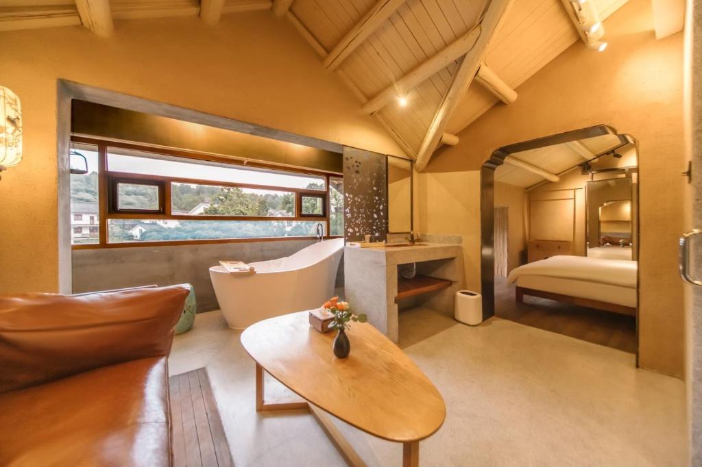 Postel nebo postele na pokoji v ubytování Hangzhou XianQingShan Homestay Westlake