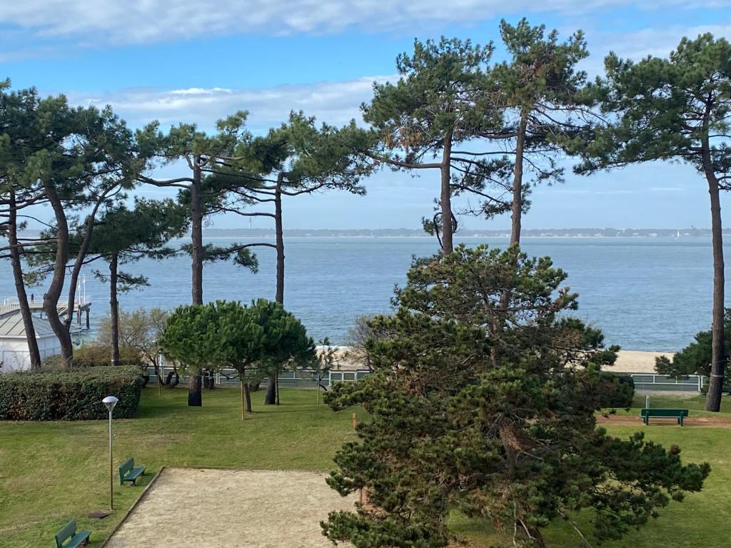 uitzicht op de oceaan vanuit een park met bomen bij Appartement Arcachon, 3 pièces, 6 personnes - FR-1-374-199 in Arcachon