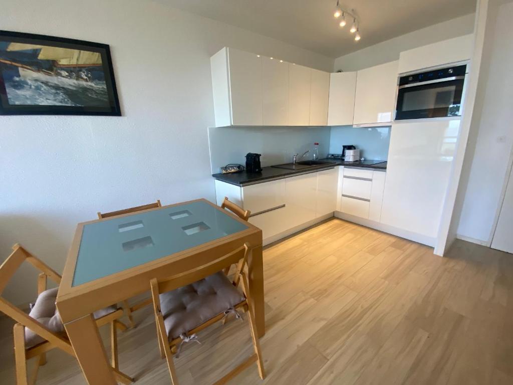 Kuchnia lub aneks kuchenny w obiekcie Appartement T2 bis avec balcon, parking et WIFI à Arcachon - FR-1-374-199
