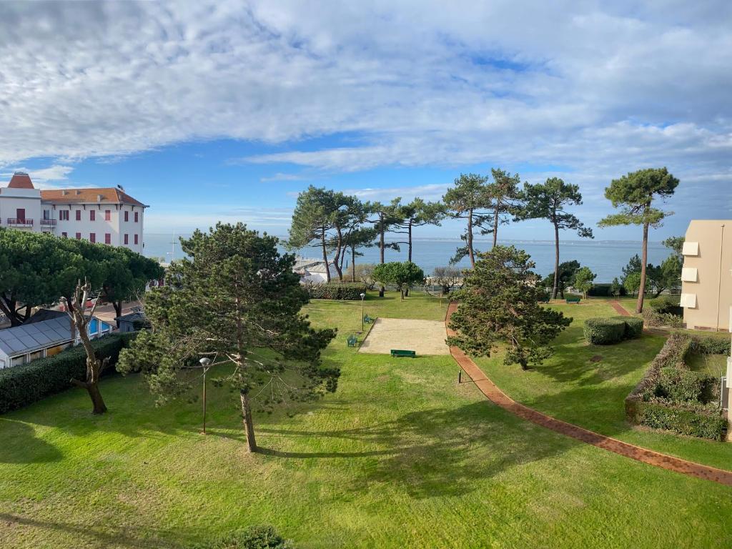 z góry widok na park z drzewami i budynek w obiekcie Appartement T2 bis avec balcon, parking et WIFI à Arcachon - FR-1-374-199 w Arcachon