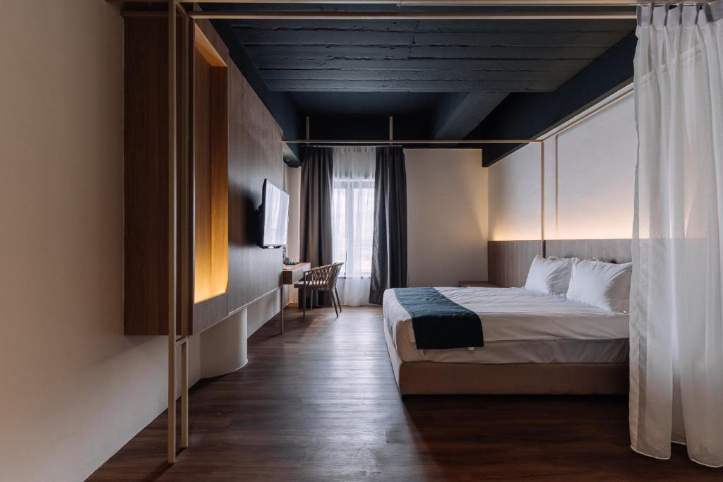 Uma cama ou camas num quarto em Impiana by Roxy Hotel