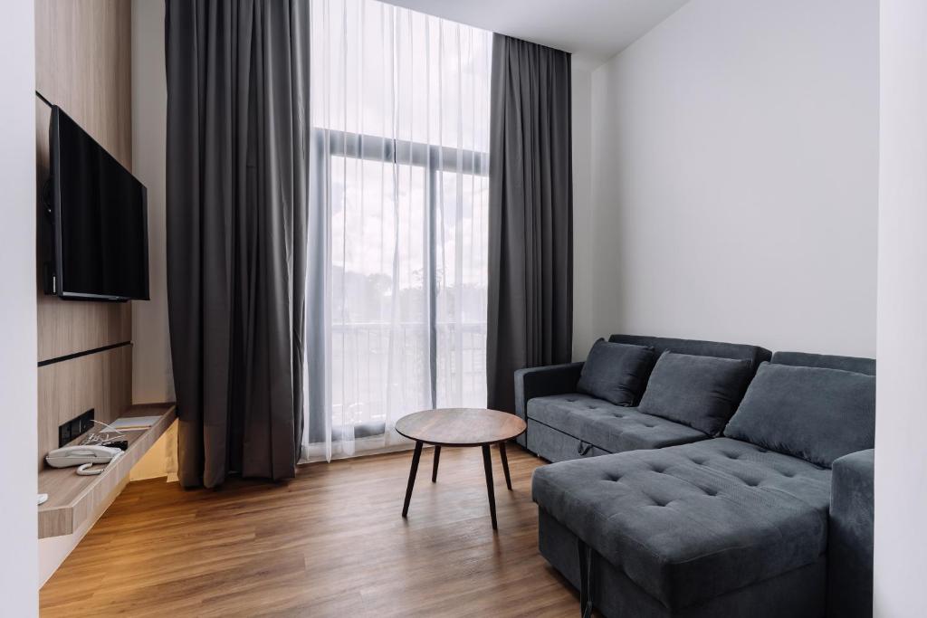Uma televisão e/ou sistema de entretenimento em Impiana by Roxy Hotel