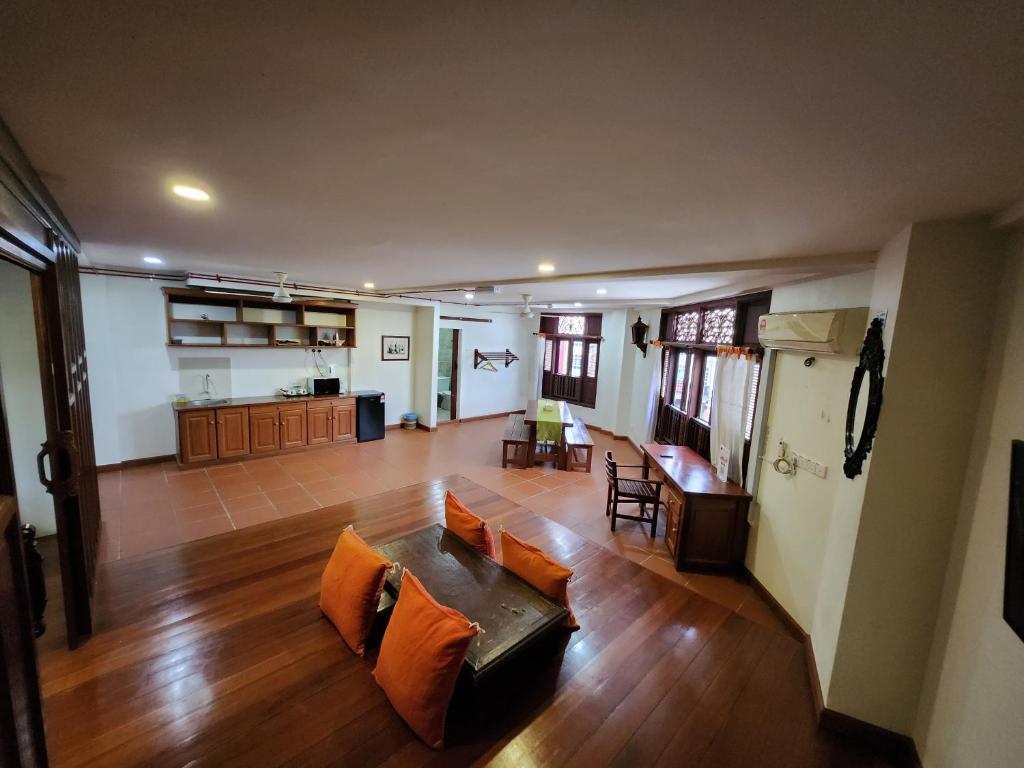uma sala de estar com um sofá e uma mesa em Uptown Eco Hotel em Kuala Terengganu