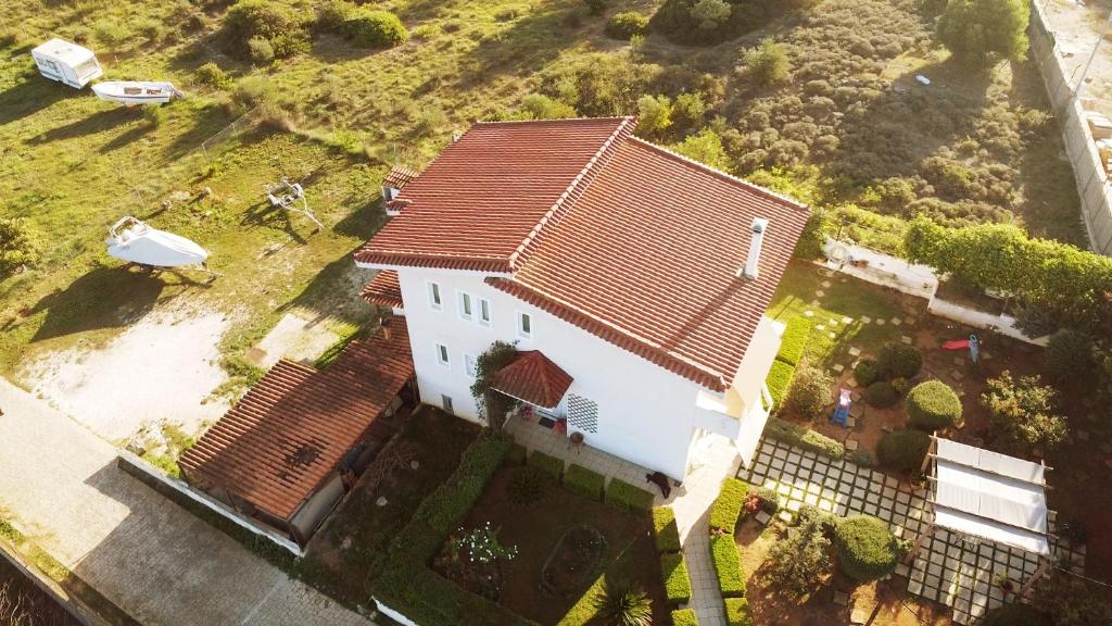 einen Blick über ein weißes Haus mit rotem Dach in der Unterkunft House Angie in Porto Rafti