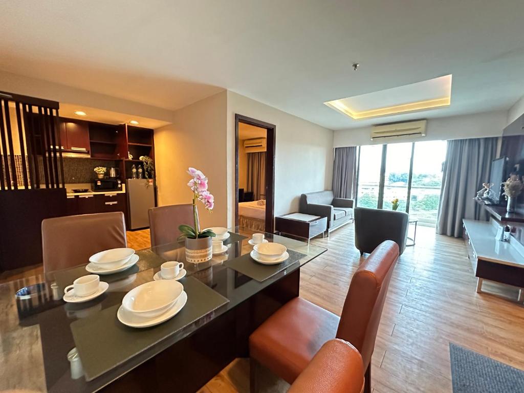 コタキナバルにあるParadise Suite at SCSP, Jalan Ming gardenのテーブルと椅子のあるダイニングルームとリビングルーム