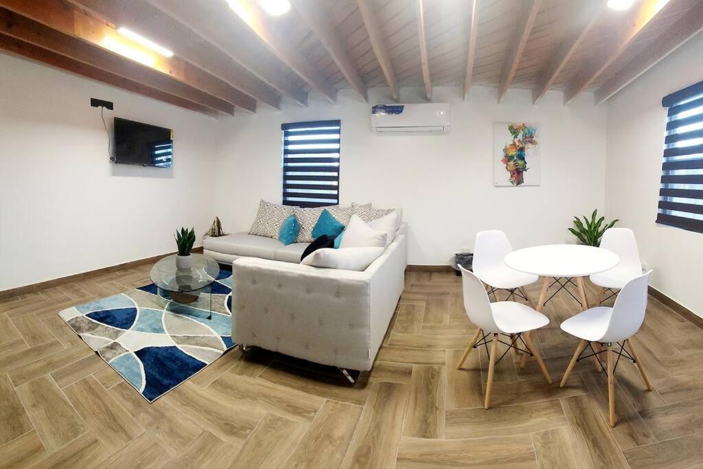 een woonkamer met een bank en een tafel bij * Elegante * Departamento Pitagoras 4 in Ciudad Juárez