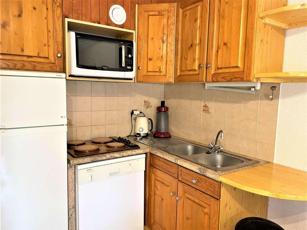 a kitchen with a sink and a microwave at Appartement Le Monêtier-les-Bains, 2 pièces, 4 personnes - FR-1-330F-225 in Le Reposoir