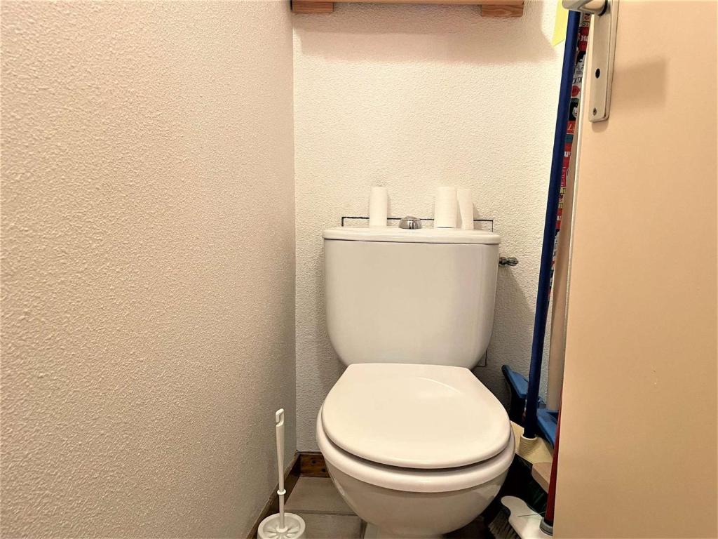 a bathroom with a white toilet in a room at Appartement Le Monêtier-les-Bains, 2 pièces, 4 personnes - FR-1-330F-225 in Le Reposoir