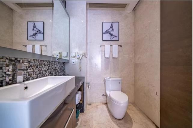 Bilik mandi di Millenia Executive Apartment Guangzhou East Railway Station Zhujiang New Town Branch - Free Shuttle Bus to Canton Fair Complex During Canton Fair Period
