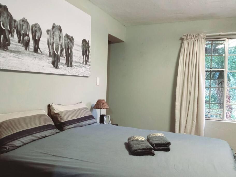 Giường trong phòng chung tại House on Seekoei Road, walking distance from Fence