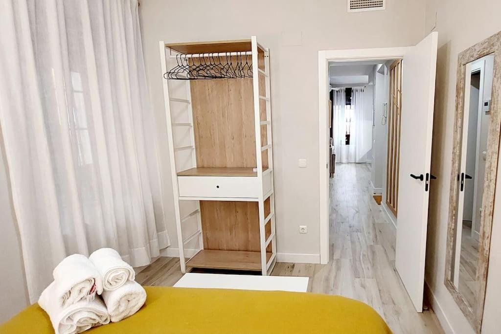 a room with a bed and a closet with towels at Cordvba Osario Centro in Córdoba