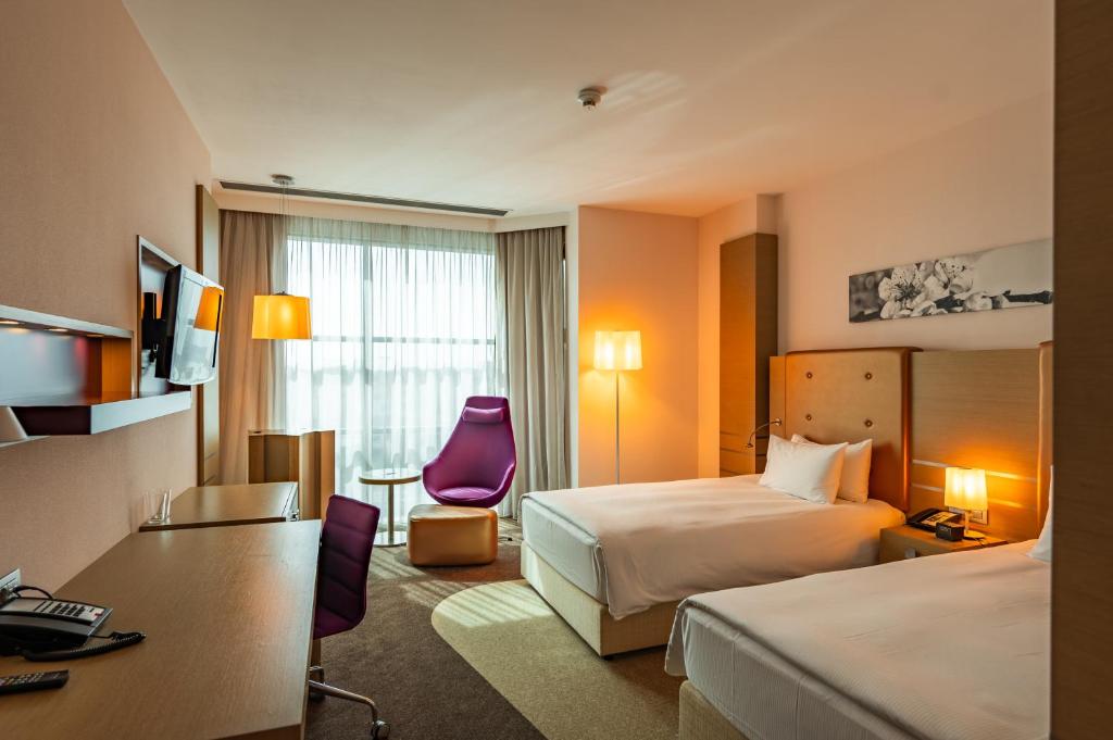 Postel nebo postele na pokoji v ubytování DoubleTree by Hilton Oradea