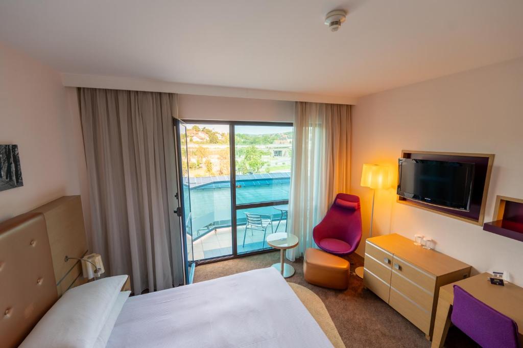 Postel nebo postele na pokoji v ubytování DoubleTree by Hilton Oradea