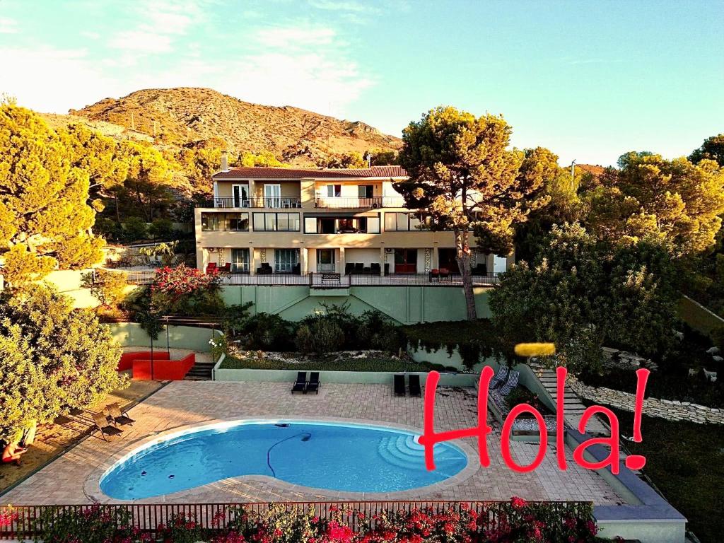 uma imagem de uma casa com piscina em Finca El Otero em Aigues