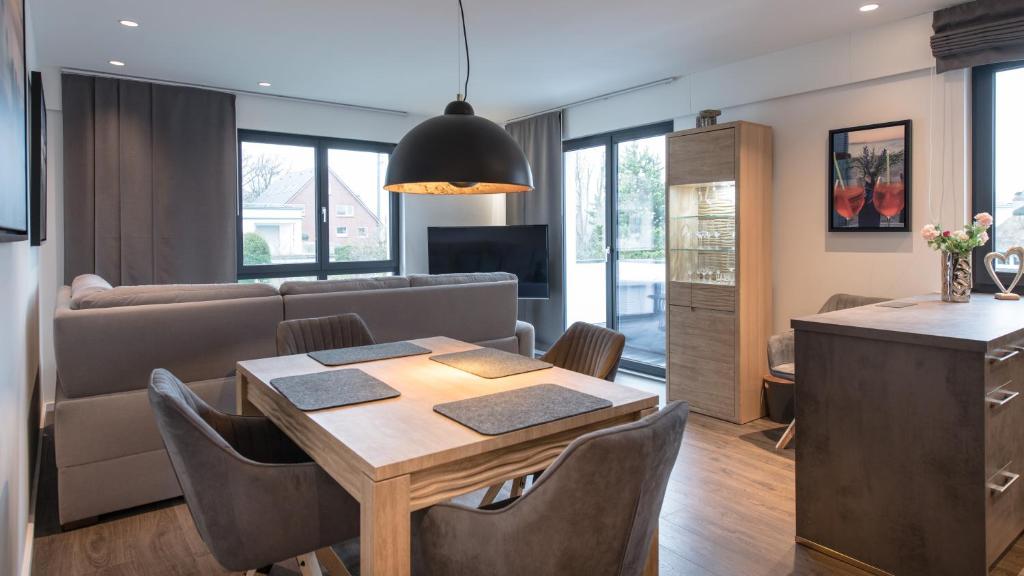 uma sala de jantar e sala de estar com mesa e cadeiras em Ocean House Traum em Timmendorfer Strand