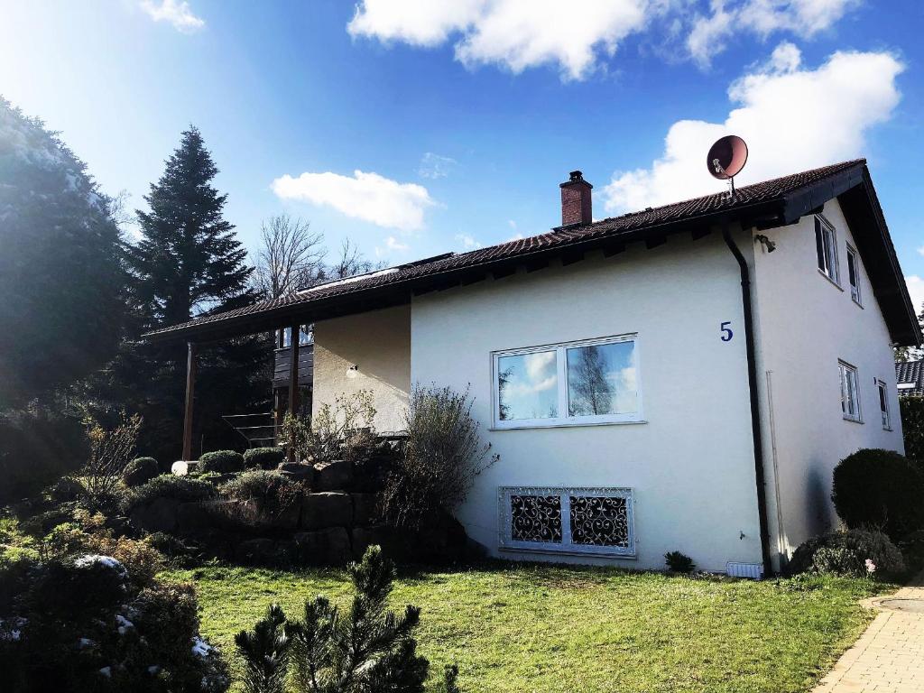 Una casa blanca con una ventana en el costado. en Ferienwohnung Schönbucher, 85qm, en Schömberg