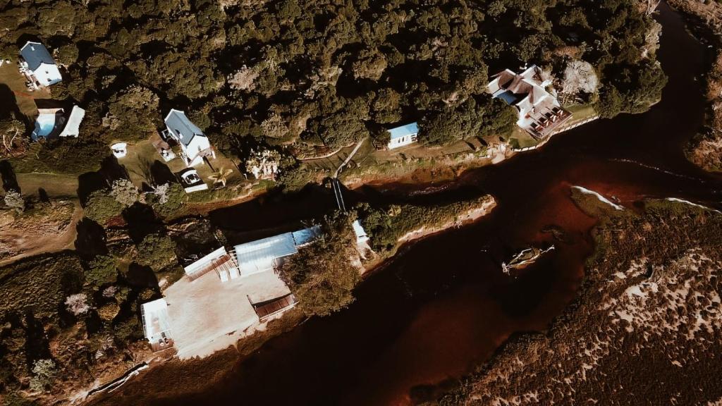 uma vista aérea de uma casa num penhasco em Stanley Island em Plettenberg Bay