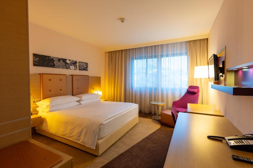 Postel nebo postele na pokoji v ubytování DoubleTree by Hilton Oradea