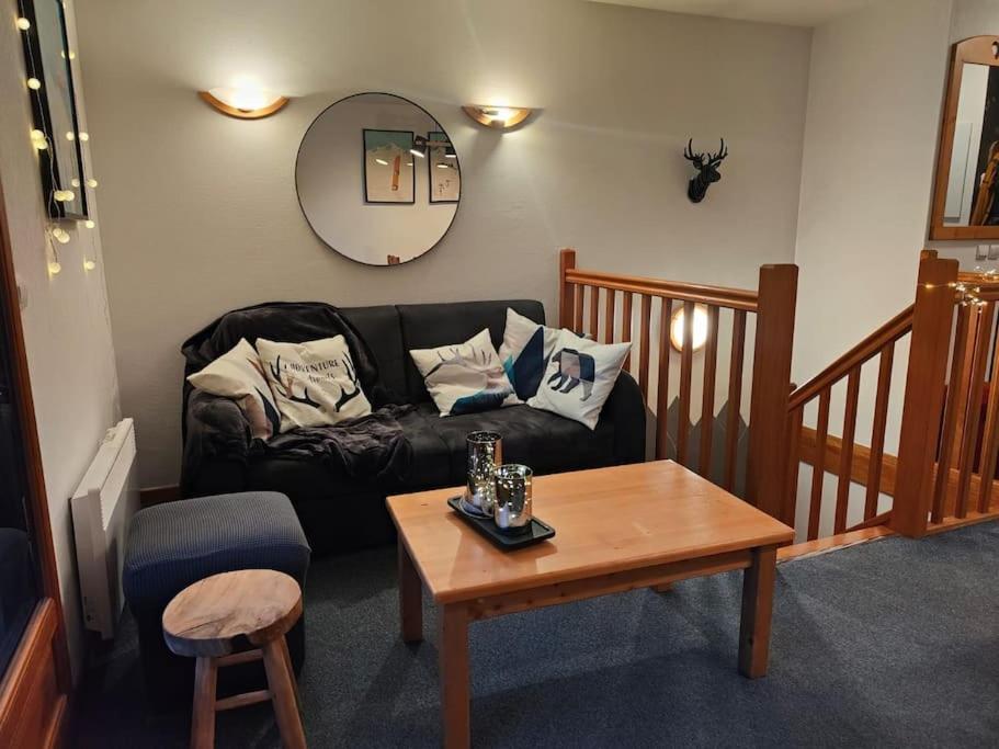 un salon avec un canapé et une table dans l'établissement appart duplex récent proche des pistes et pioupiou, à Orcières