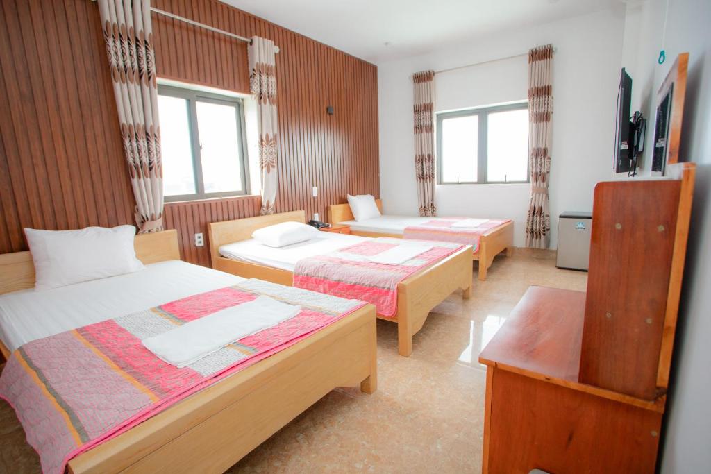 Postel nebo postele na pokoji v ubytování KHÁNH GIA HOTEL