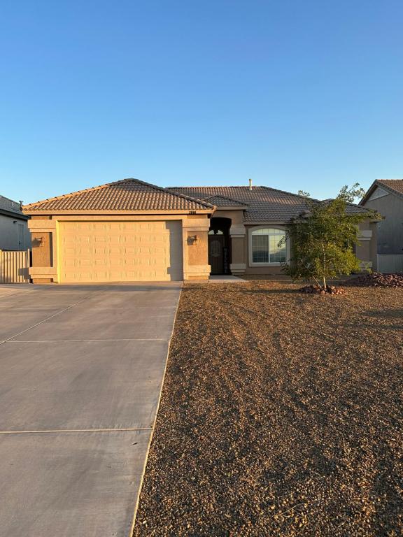 une maison avec une allée en face de celle-ci dans l'établissement Sundance Retreat, à Fort Mohave