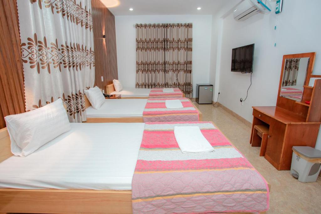 Postel nebo postele na pokoji v ubytování KHÁNH GIA HOTEL