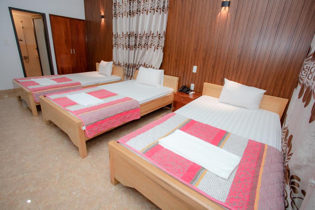 Postel nebo postele na pokoji v ubytování KHÁNH GIA HOTEL