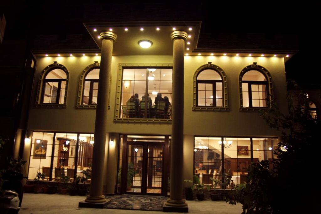 um edifício com luzes acesas à noite em Hotel Rozafa em Dobrosin