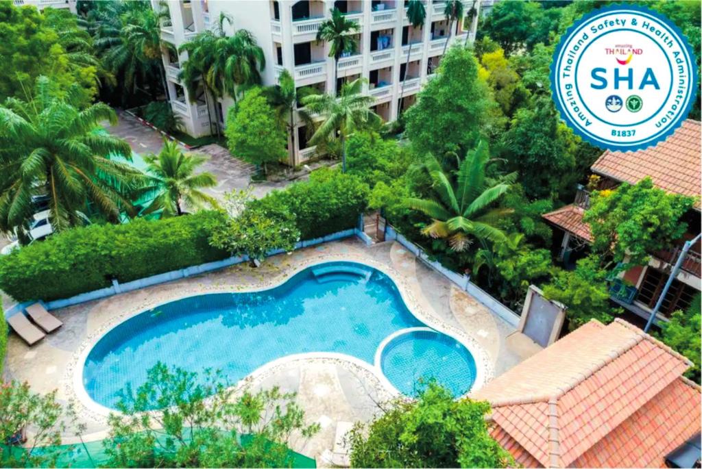 - une vue sur la piscine d'un hôtel dans l'établissement Park 38 Hotel - SHA Plus, à Phuket