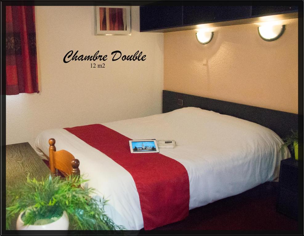 Кровать или кровати в номере Hôtel du Parc Limoges & Restaurant "Le temps d'une pause"