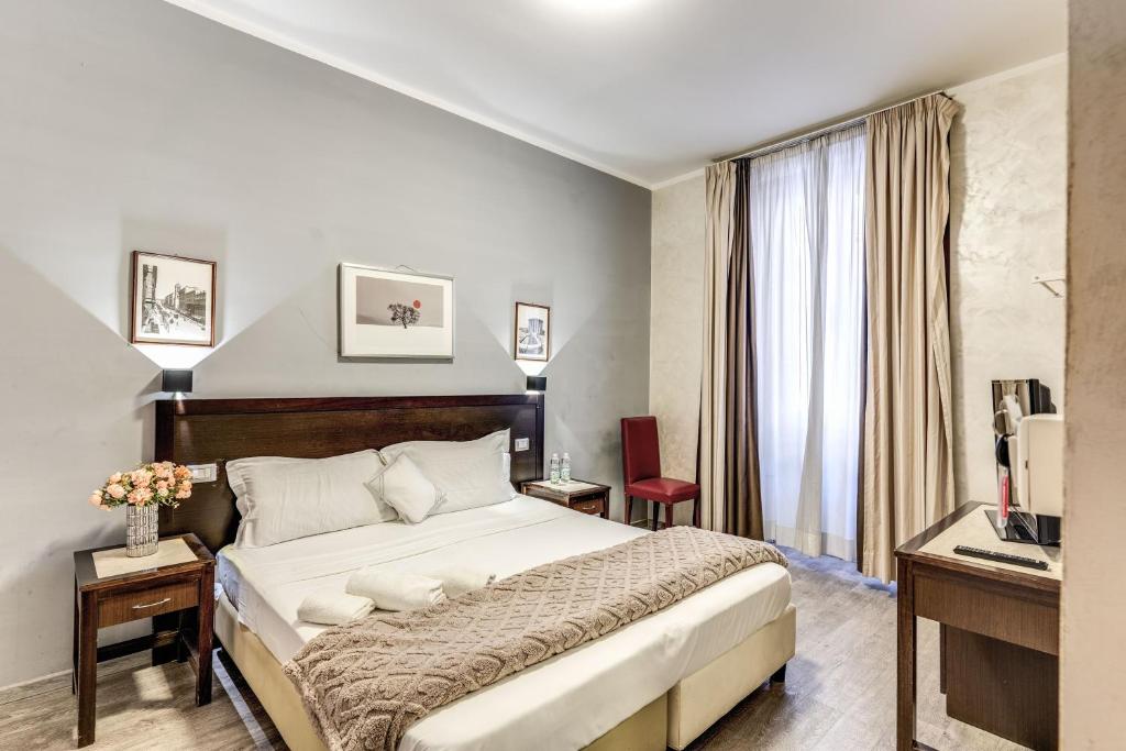 um quarto com uma cama grande num quarto em Hotel Family House em Roma