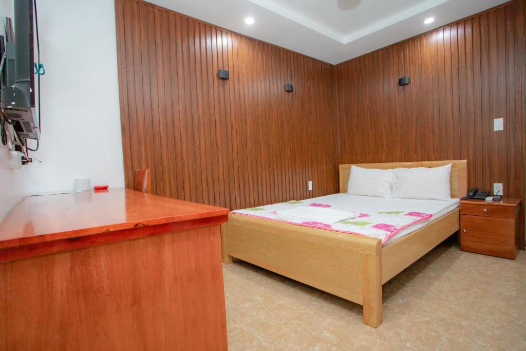Postel nebo postele na pokoji v ubytování KHÁNH GIA HOTEL