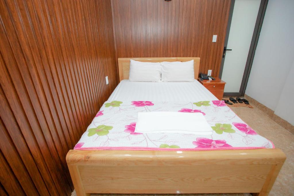 Postel nebo postele na pokoji v ubytování KHÁNH GIA HOTEL
