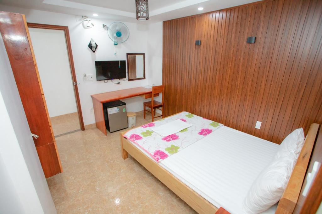 Postel nebo postele na pokoji v ubytování KHÁNH GIA HOTEL
