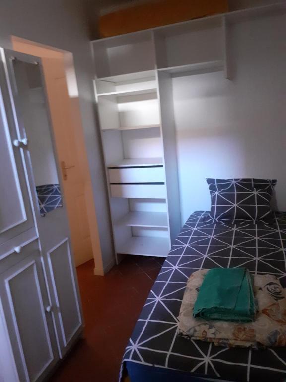 - une chambre avec un lit et un placard dans l'établissement N4 Chambres partagées homme salle de bain et toilette, à Béziers