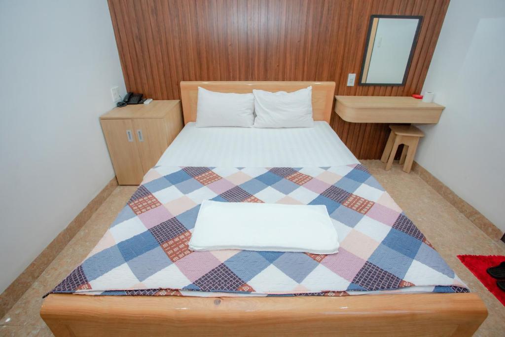 Postel nebo postele na pokoji v ubytování KHÁNH GIA HOTEL