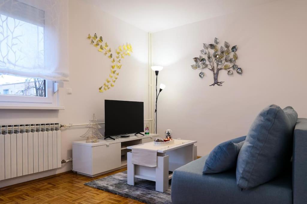 ザグレブにあるModern White Oasis, 1BDR aptのリビングルーム(ソファ、テレビ、テーブル付)