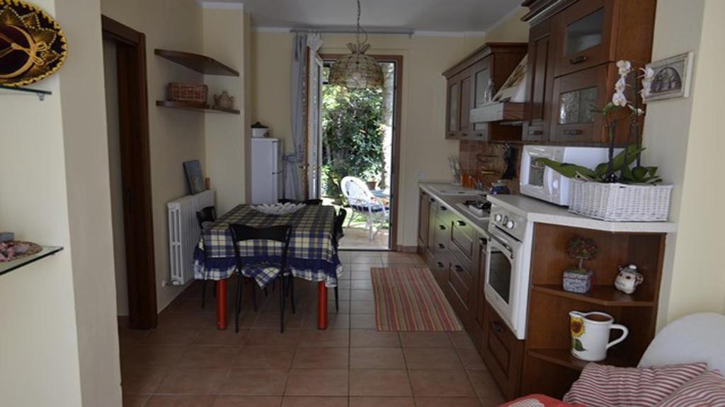 een keuken met een tafel en een tafel en een eetkamer bij Rinaldi's Apartment in Sirolo