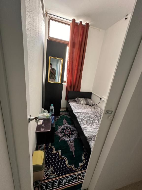 Postel nebo postele na pokoji v ubytování oNLY MALE GENDER PARTITION SMALL ROOM