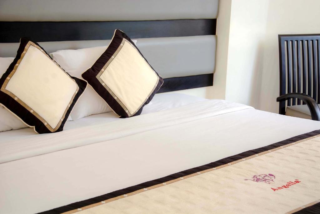 Postel nebo postele na pokoji v ubytování Angella Hotel
