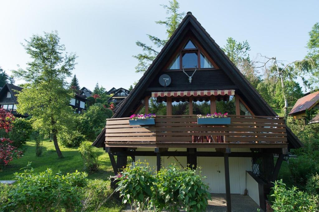 a house with a deck with flowers in it at Ferienhaus Geißler Oslo in Molberting