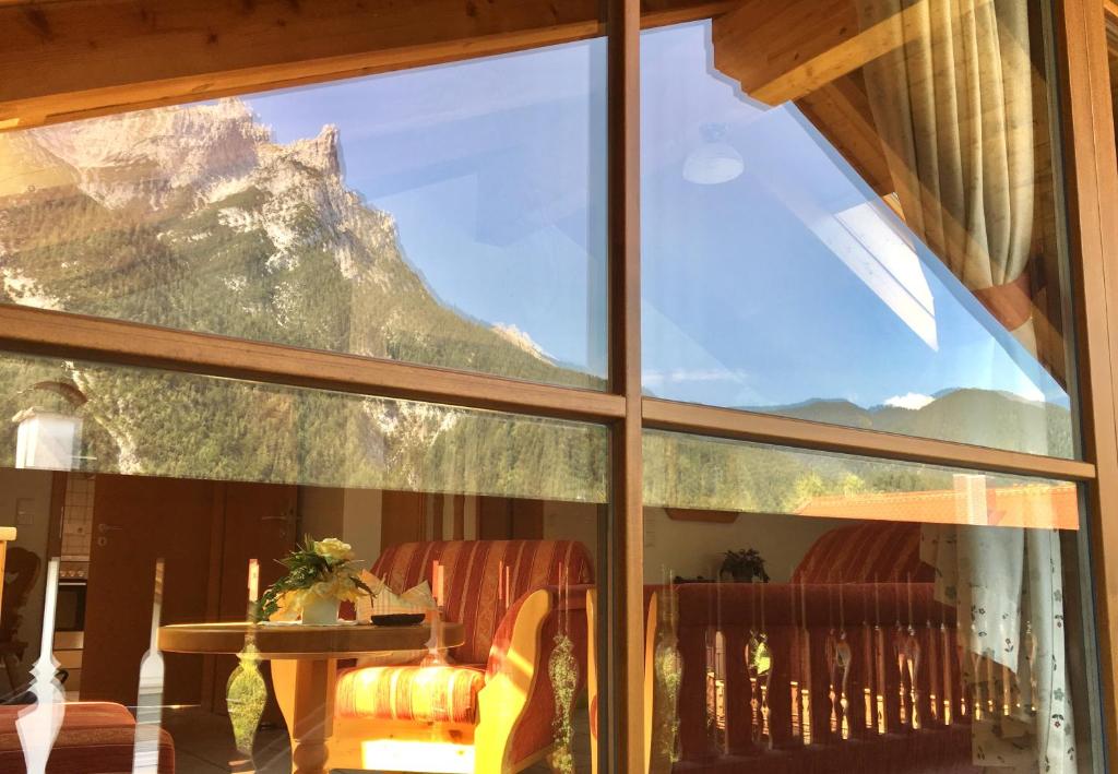 Blick auf einen Berg durch ein Fenster in der Unterkunft Ferienwohnung Ilona in Mittenwald